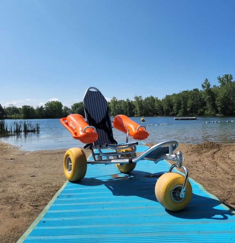 un mobi-chair au bord de la plage de la Base Plein Air Sainte-Foy