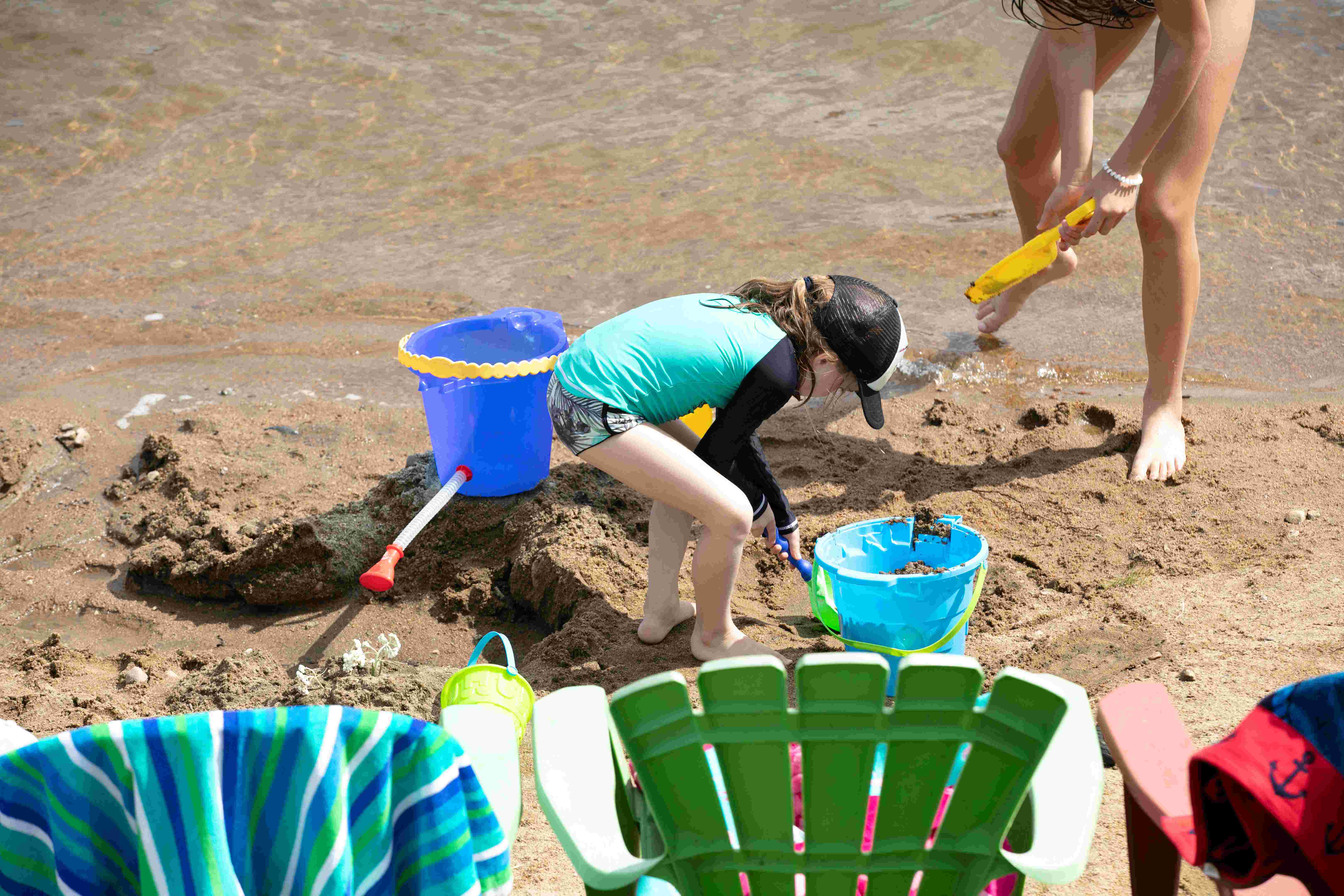 Des enfants jouant sur la plage du petit Lac Laberge